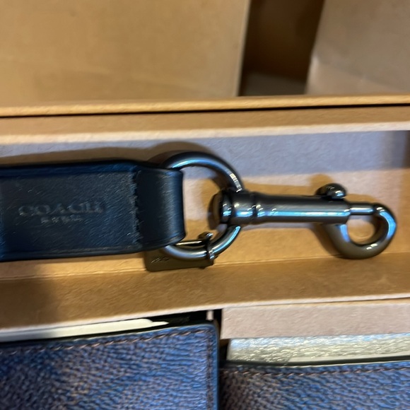 COACH Men’s Wallet. Gift Set, Keychain, Cardholder, Coach Box, & Bag. - Picture 5 of 9